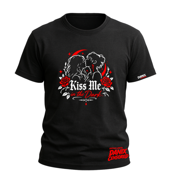 T-shirt Kiss Me in the Dark – Design Exclusif Gothic WLW Romance | DanixCensored